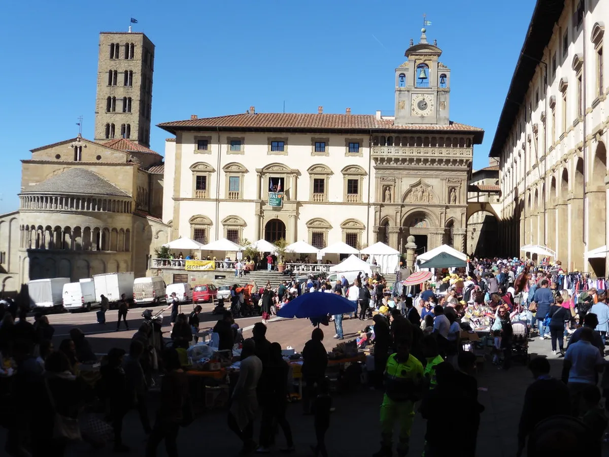 Arezzo Piazza Grande Market Guide for 2025