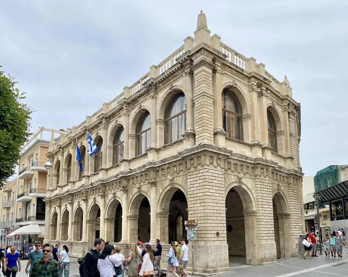 Iraklio Local Customs Guide: Navigating Greek Culture 2025