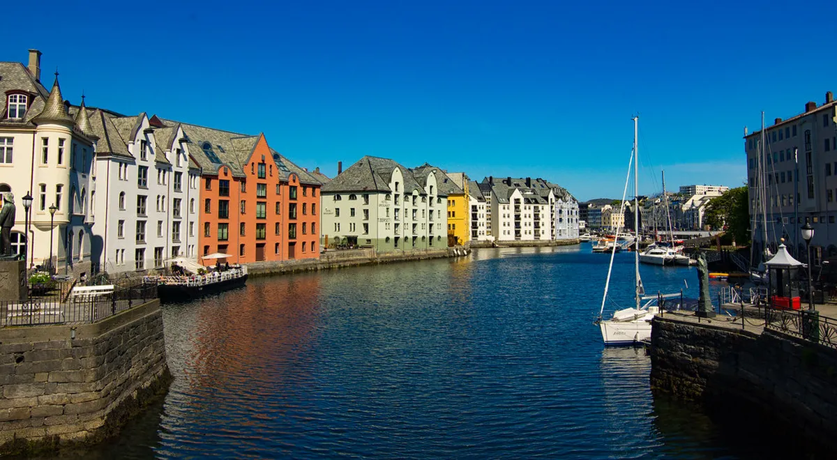 Unique Ålesund Architecture Experiences: 2025 Guide